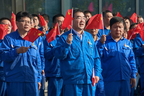 五星紅旗，我愿做你光華中淡淡的一筆——安彩高科舉行 國(guó)慶升旗儀式